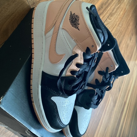 Air Jordan 1 Mid - Picture 2 of 6